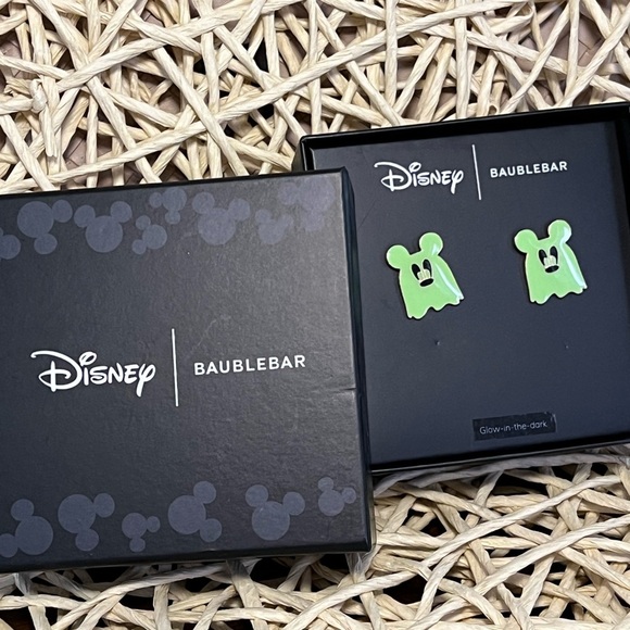 DISNEY X BAUBLEBAR • GLOW IN THE DARK • GHOST STUD EARRINGS - Picture 1 of 6